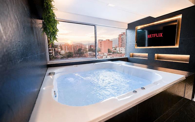 Modern Jacuzzi Suite • AC + Views photo 3
