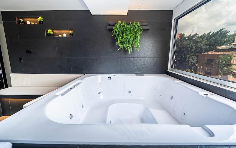 Modern Jacuzzi Suite • AC + Views photo 2
