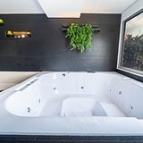 Modern Jacuzzi Suite • AC + Views photo 2