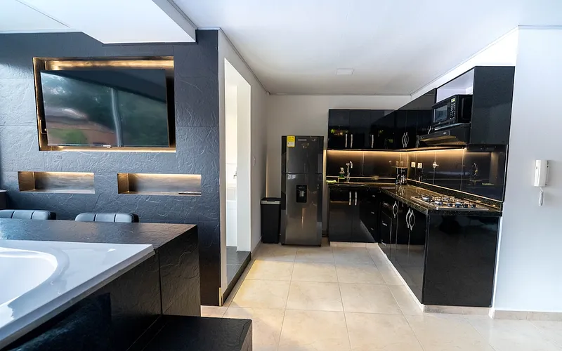 Modern Jacuzzi Suite • AC + Views photo 5
