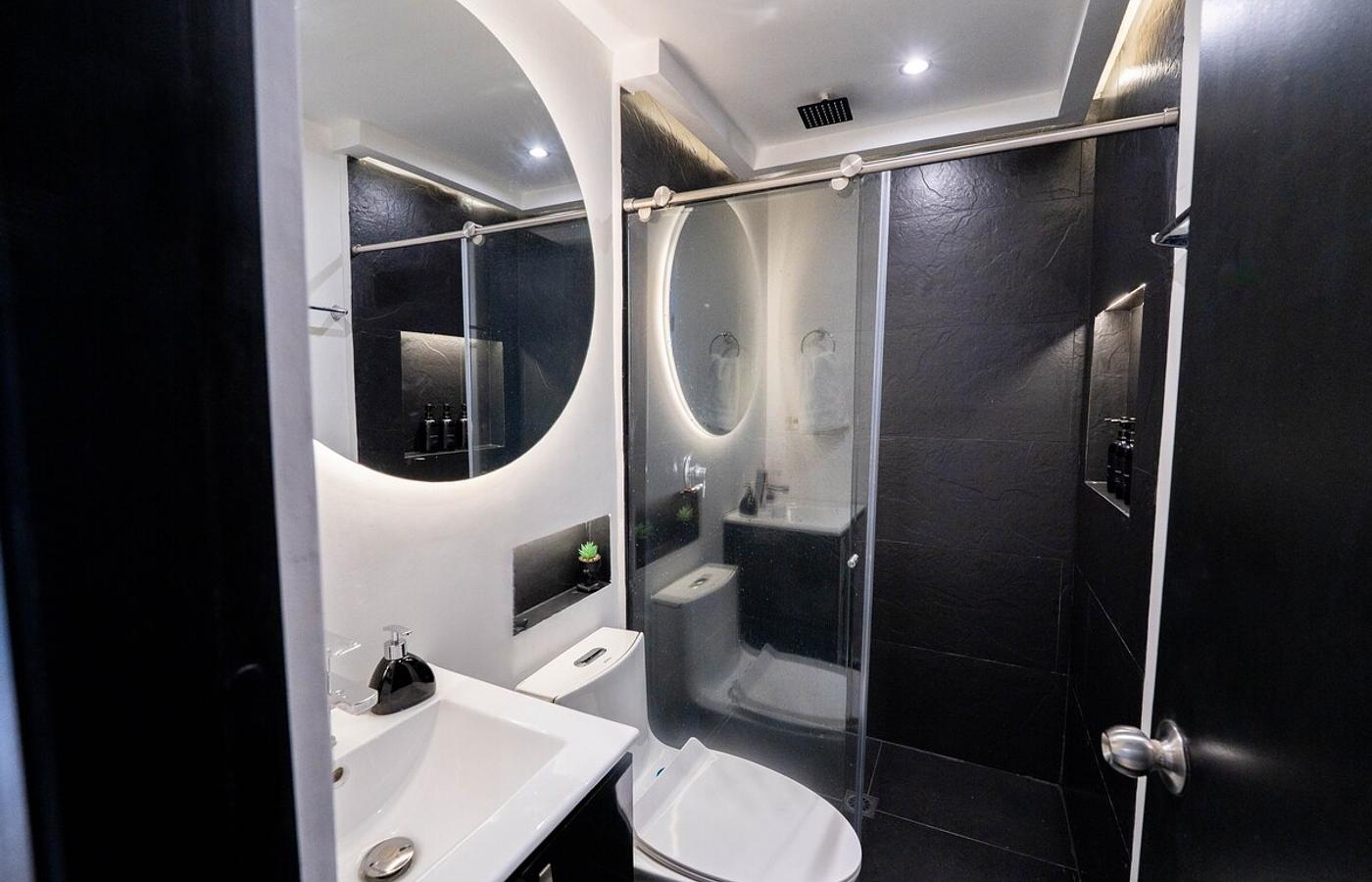 Modern Jacuzzi Suite • AC + Views photo 5