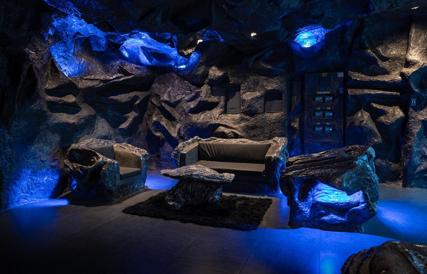 La Rock • 5BR King Bed Cave + Jacuzzi @ Lleras photo 5