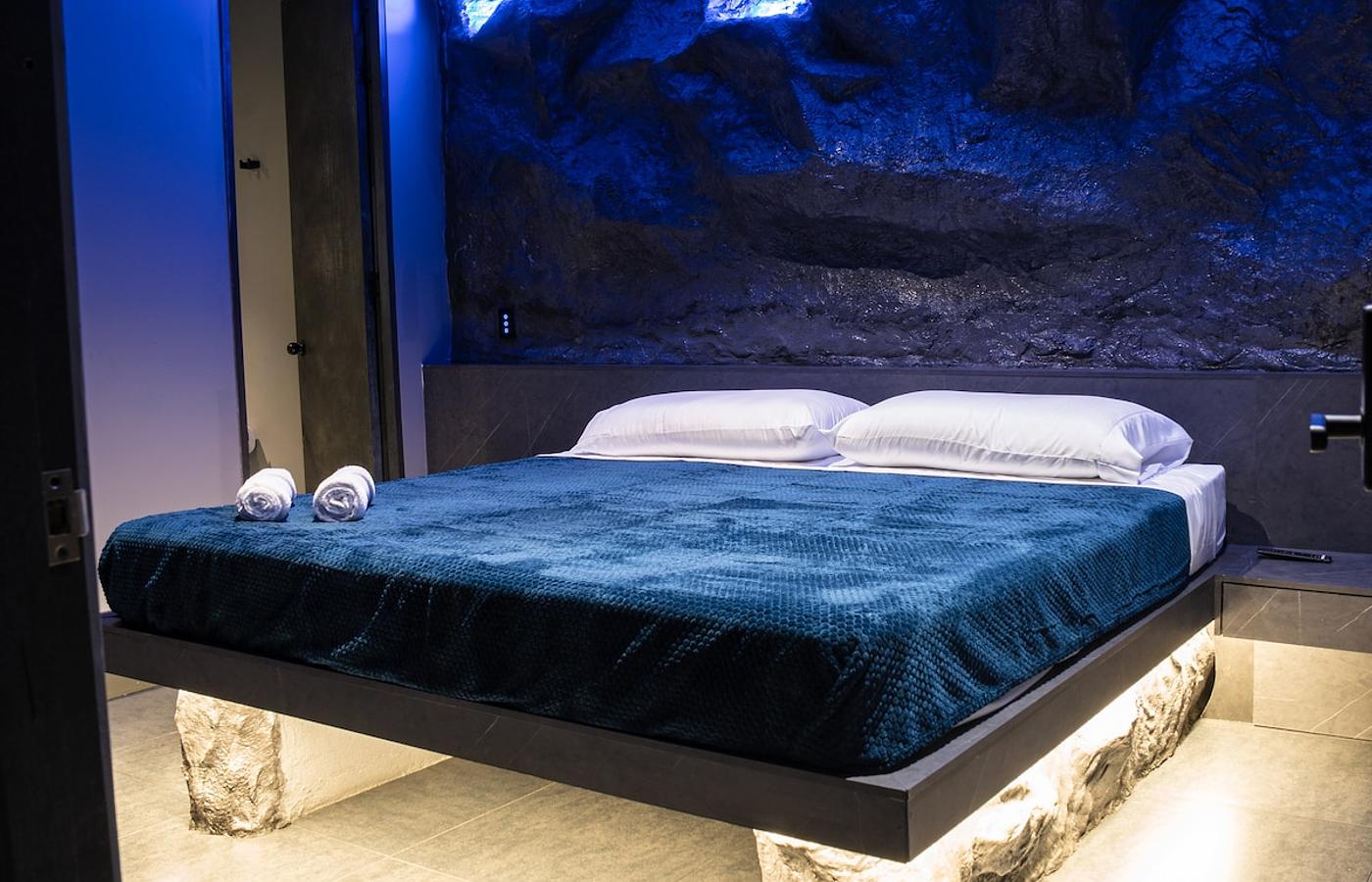 La Rock • 5BR King Bed Cave + Jacuzzi @ Lleras photo 2