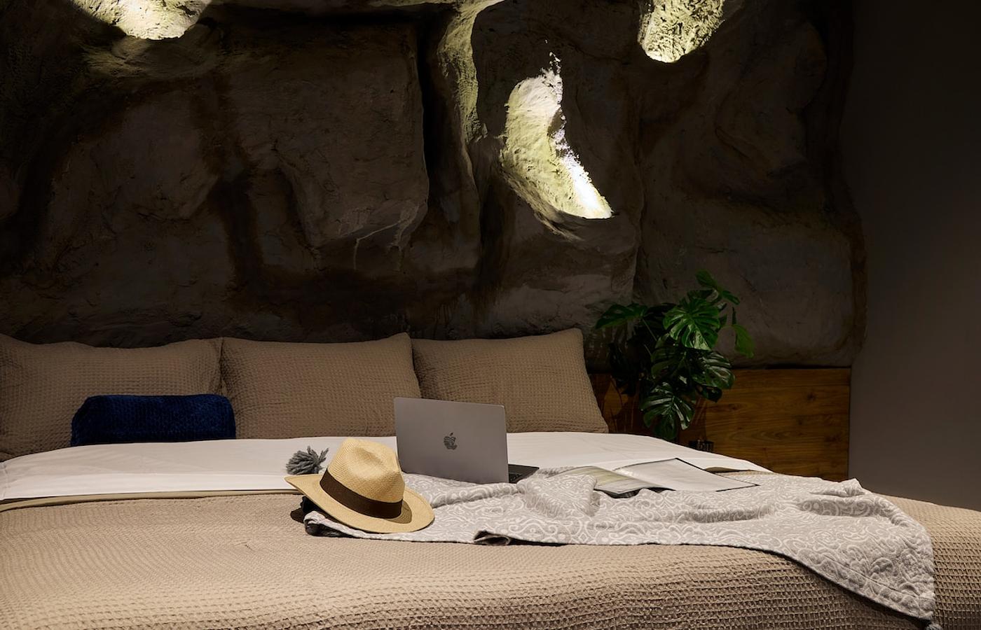 La Rock • 7BR King Bed Cave + Jacuzzi @ Lleras photo 3
