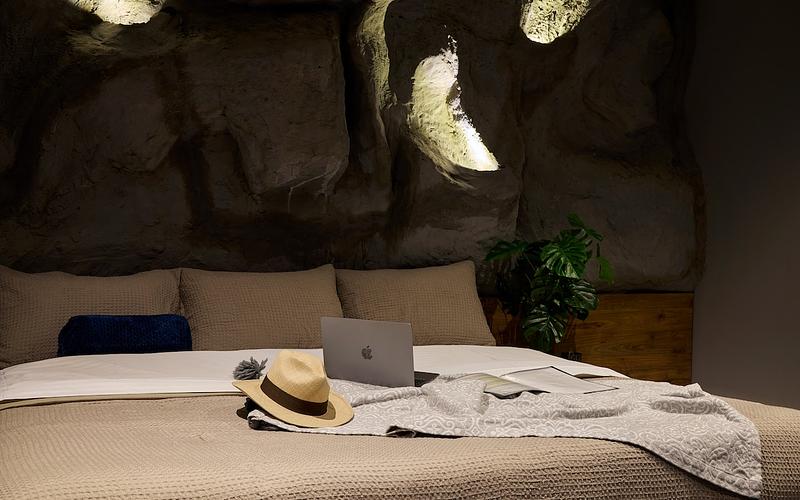 La Rock • 7BR King Bed Cave + Jacuzzi @ Lleras photo 3