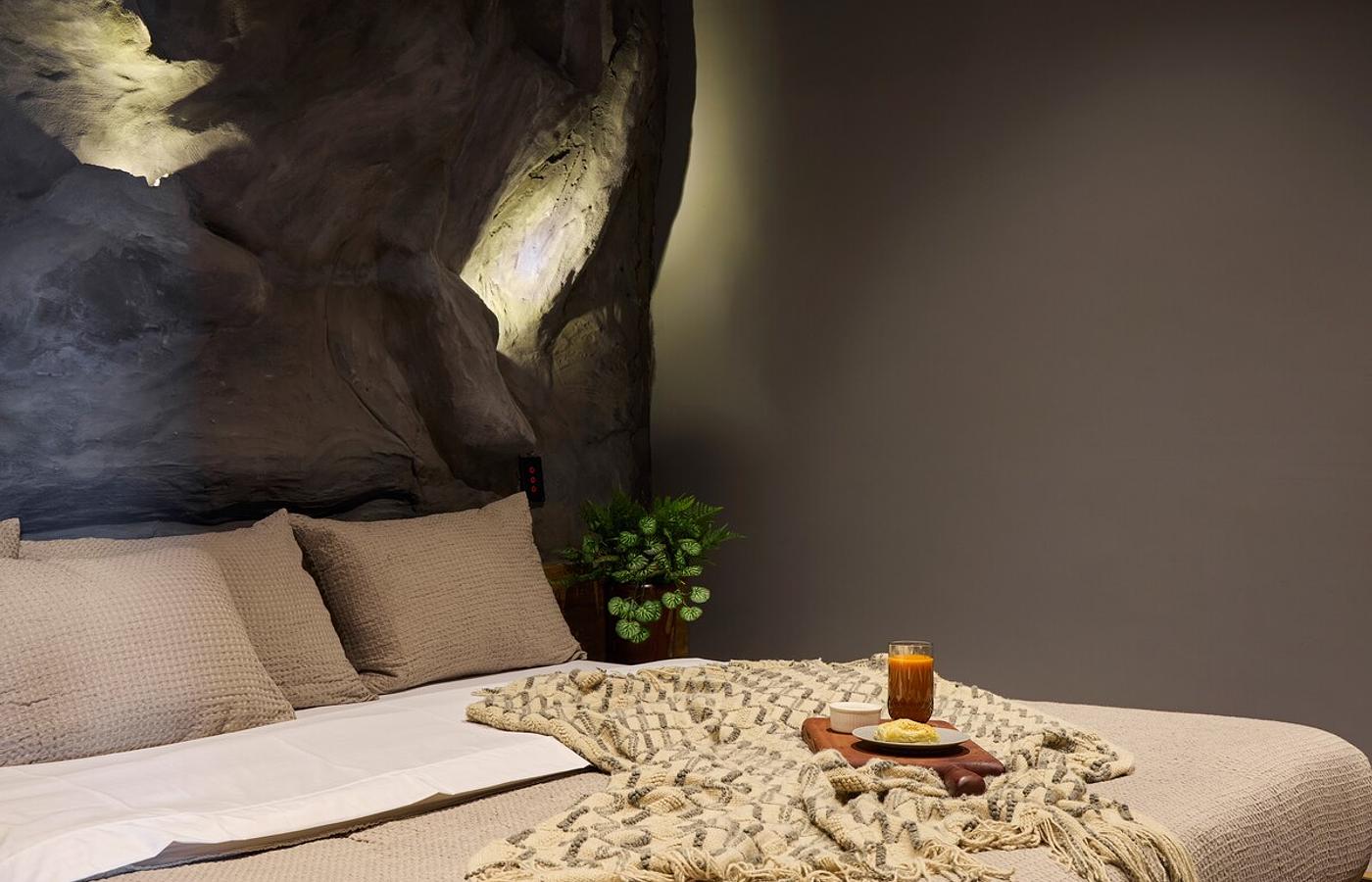 La Rock • 7BR King Bed Cave + Jacuzzi @ Lleras photo 1