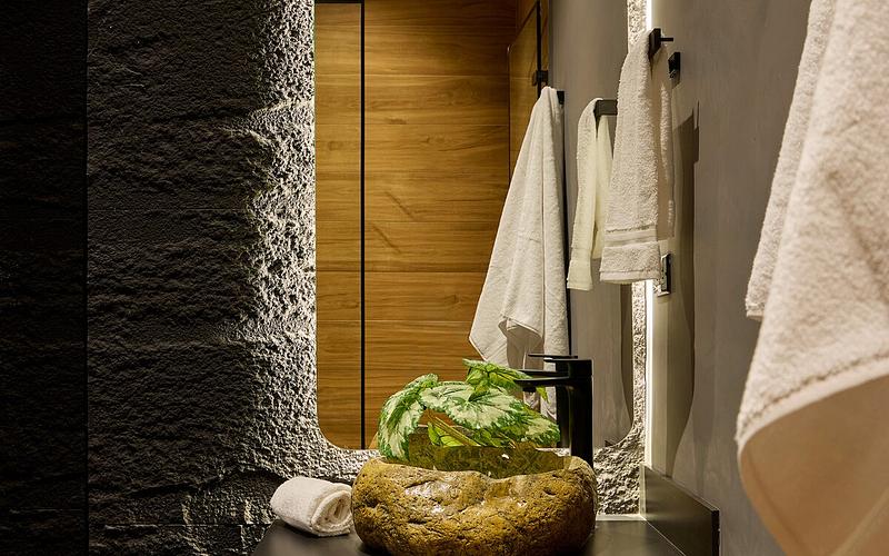 La Rock • 7BR King Bed Cave + Jacuzzi @ Lleras photo 5