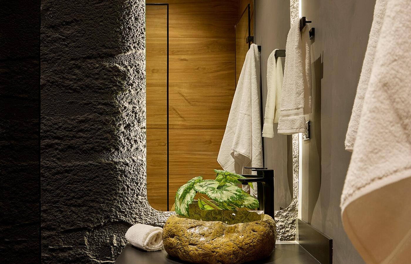 La Rock • 7BR King Bed Cave + Jacuzzi @ Lleras photo 5