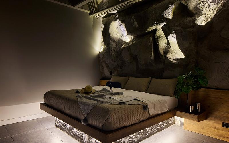La Rock • 7BR King Bed Cave + Jacuzzi @ Lleras photo 4