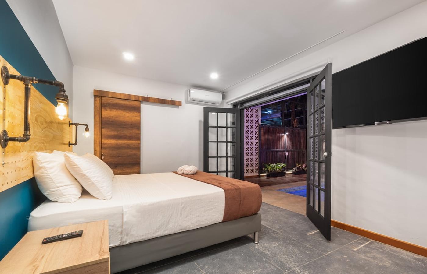Casa Madera in Parque Lleras 7BR & private Jacuzzi photo 3