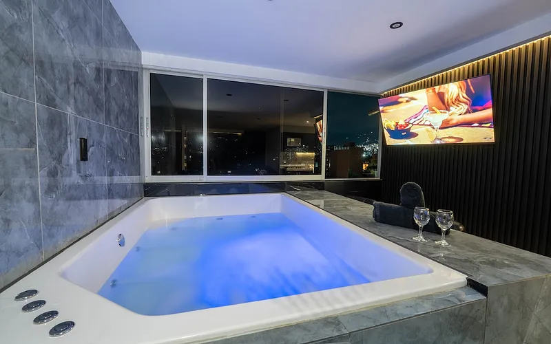 VIP Jacuzzi Suite • AC + City Views photo 2