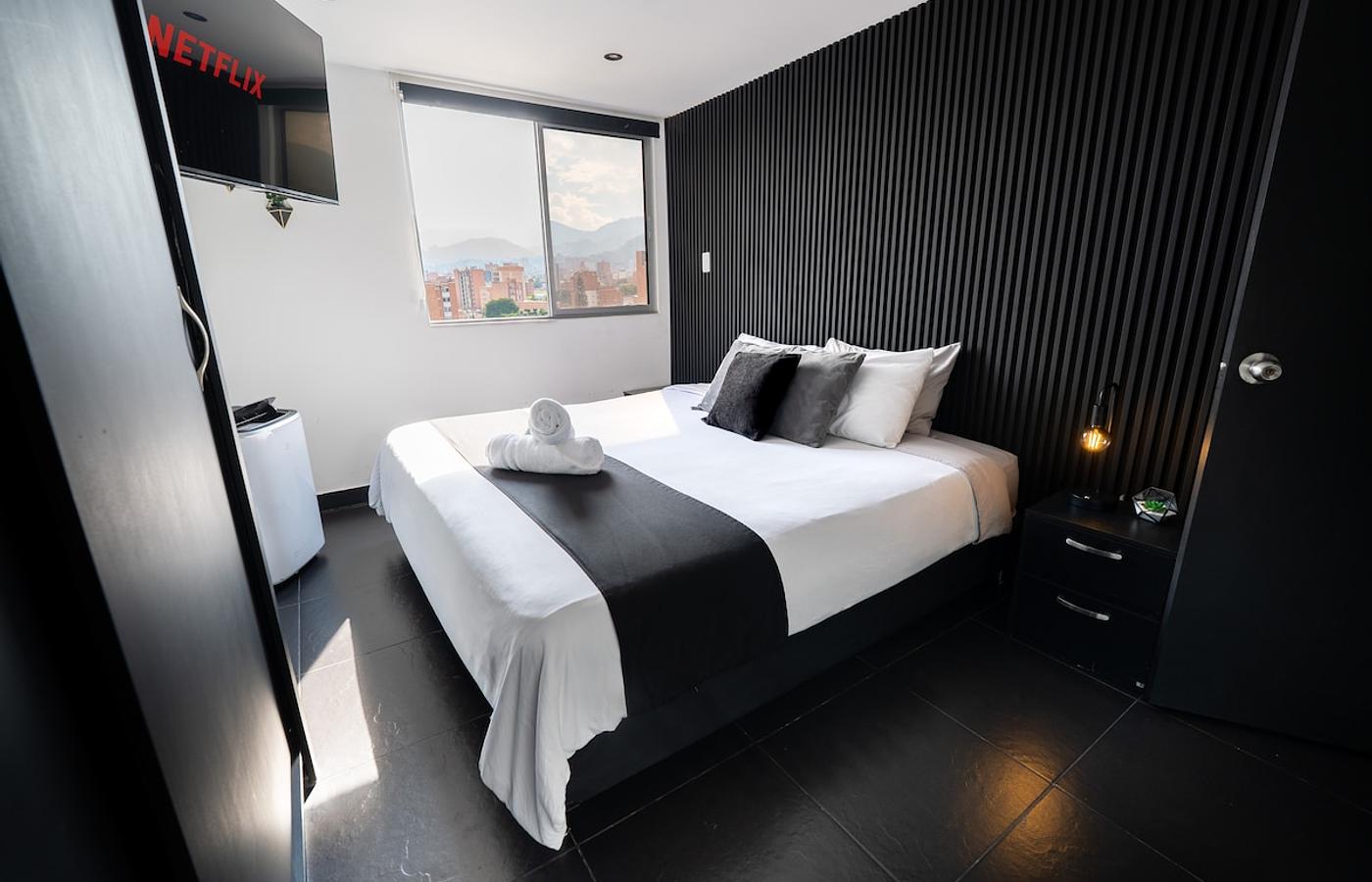 VIP Jacuzzi Suite • AC + City Views photo 2